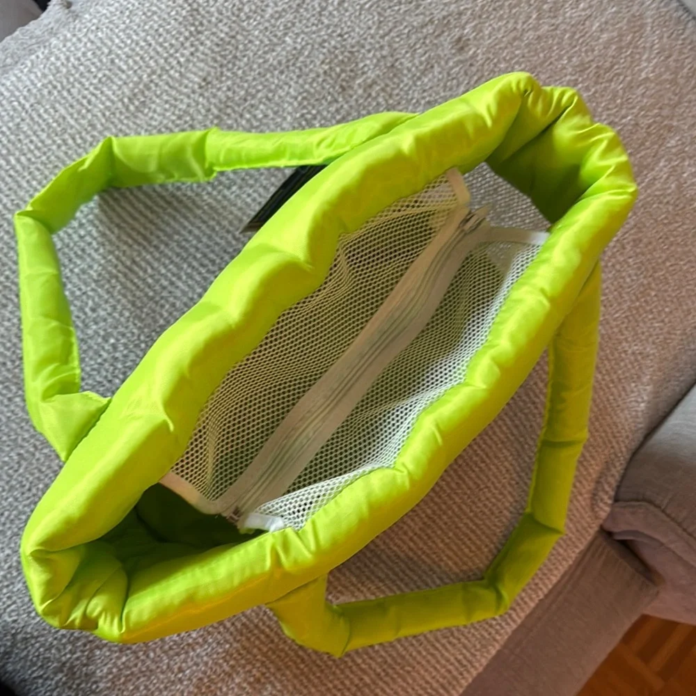 Colorblock Pet Carrier Bag with Spacious Interior and handles